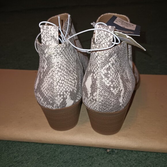 NEW Universal Thread White Women's Cari Snake Print Cut Out Ankle Bootie 9.5 - Picture 6 of 8